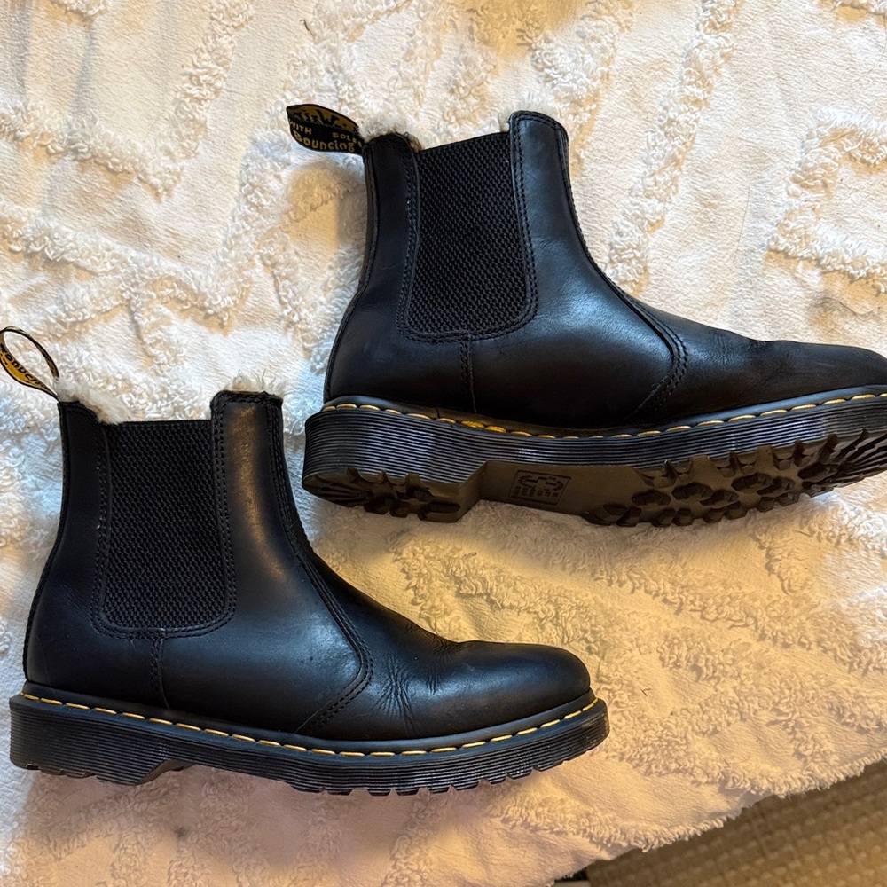 Dr. Martens Faux Fur Lined, Leather Chelsea Boots EU size 41.